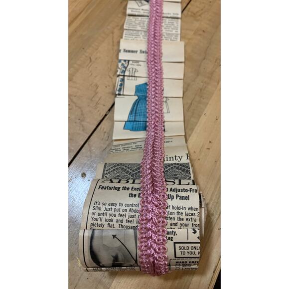 Paper Ruffle Roll Junk Journal Belly Band Embellishment - 1950s - Picture 1 of 4